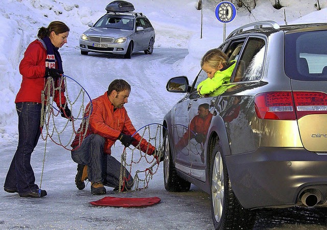 Montage von Schneeketten am Auto im Winter  | Foto: Audi/PG
