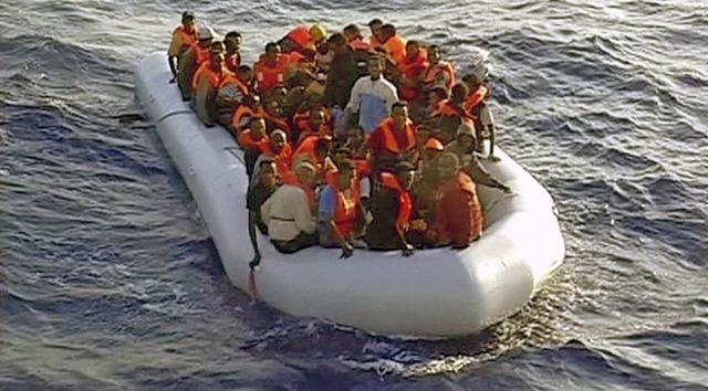Flchtlinge im Schlauchboot: von der i...hte Afrikaner vor der Insel Lampedusa   | Foto: dpa