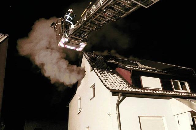 Feuerwehr löscht Dachstuhlbrand in Oberschopfheim