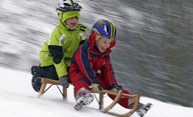 Wintervergngen I: Die zwei haben Spa...ln und sind sogar geschtzt mit Helm.   | Foto:  Weihrauch (dpa)