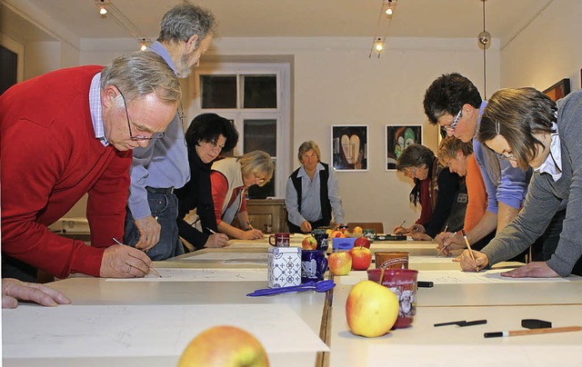 In die Kunst des Zeichnens und Malens ...it einer neuen Freizeitbeschftigung.   | Foto: GERT BRICHTA