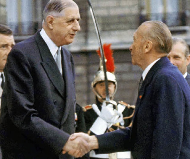 Konrad Adenauer und Charles de Gaulle ...h-franzsischen Freundschaftsvertrag.   | Foto: dpa