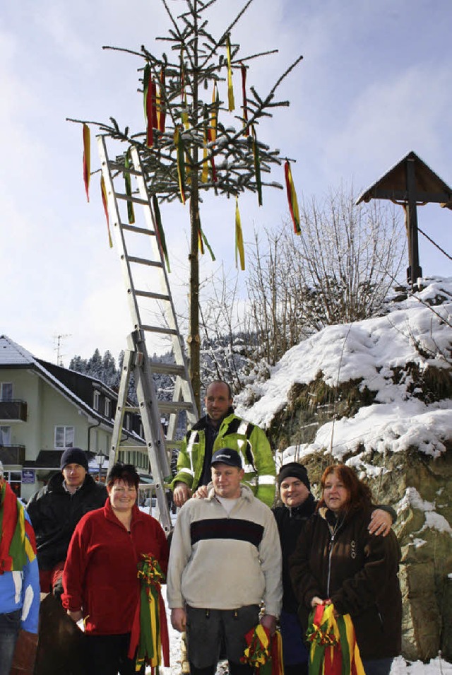 Mit bunten Bndern wurde die Christbume fr die fnfte Jahreszeit umdekoriert.   | Foto: Bhm