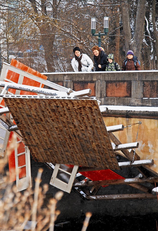 Kunst oder Sperrmll? Die Installation...s Dach samt alten Tren und Gelnder.  