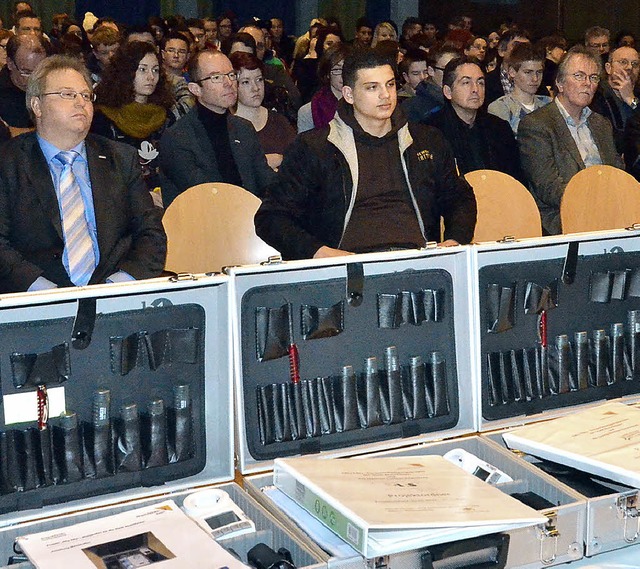 Vertreter der Sponsoren und Schulen wo...esskoffer symbolisch bergeben wurden.  | Foto: Peter Gerigk