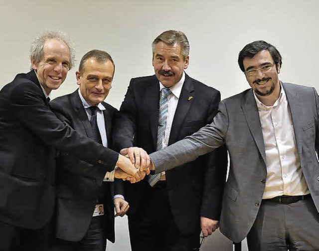 Handschlag fr die Forschung (von link...Wolfgang Frster und Nicolas Carboni.   | Foto: Annette Mahro