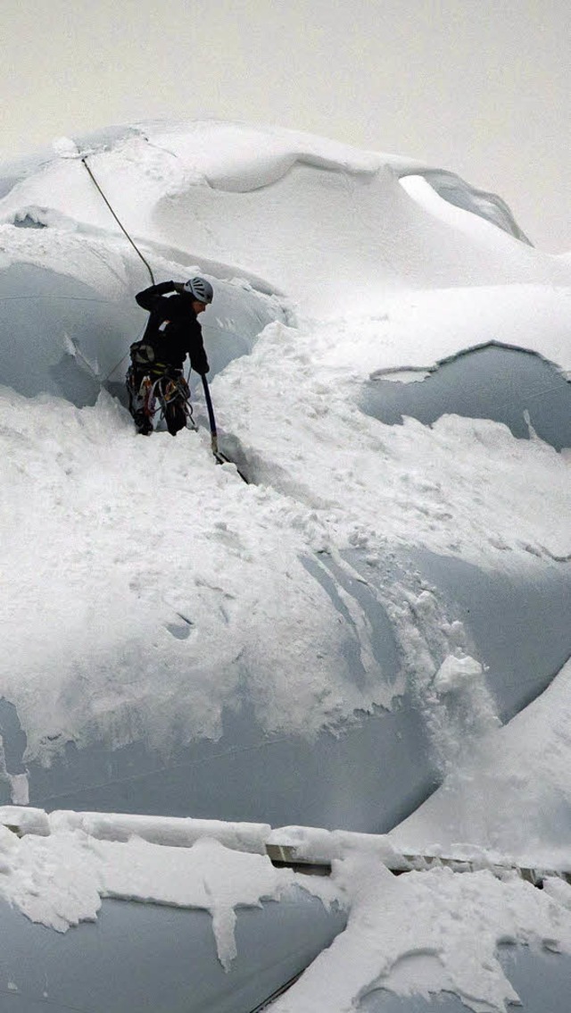 50 Zentimeter Neuschnee lagen auf der ...rena, die  am  Freitag gerumt wurde.   | Foto: dapD