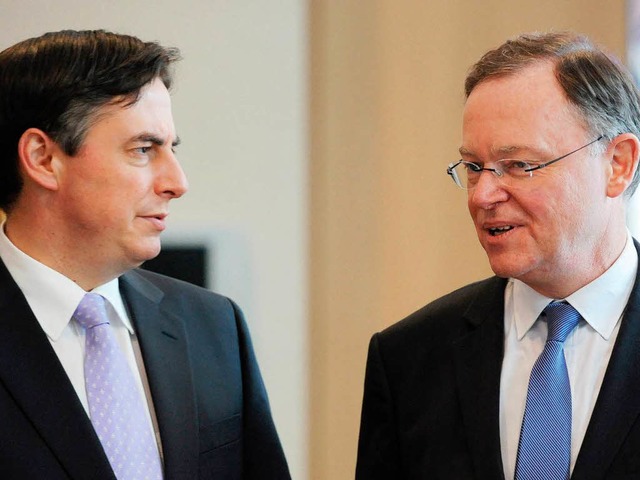 Der CDU-Ministerprsident und sein Her... McAllister (links) und  Stephan Weil.  | Foto: dpa