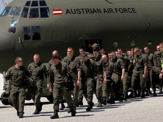 Soldaten des sterreichischen Bundesheeres beim Einsatz in Pristina.  | Foto: dpa