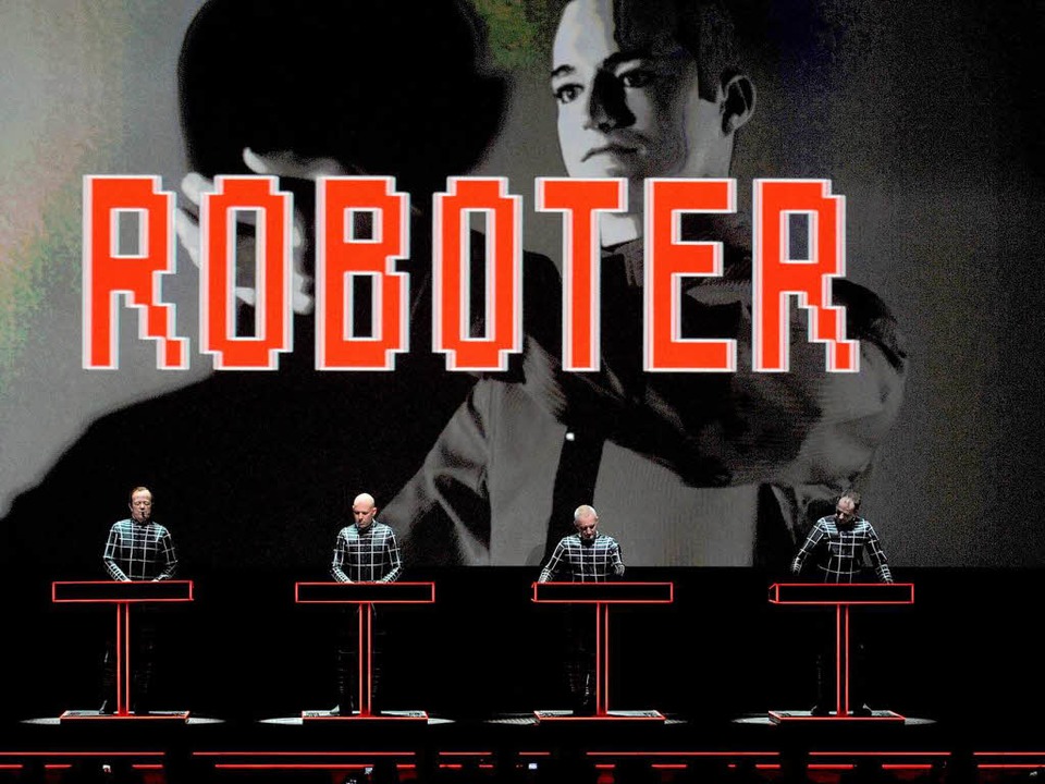 &#8222;Wir sind die Roboter&#8220;, he...esten Stücke: Kraftwerk auf der Bühne   | Foto: dpa
