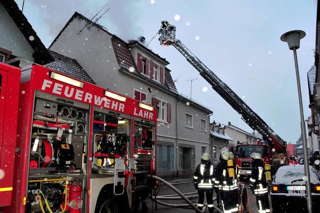 Ein Dachstuhlbrand hat das Wohnheim in der Stefanienstrae unbewohnbar gemacht.  | Foto: Axel Fleig
