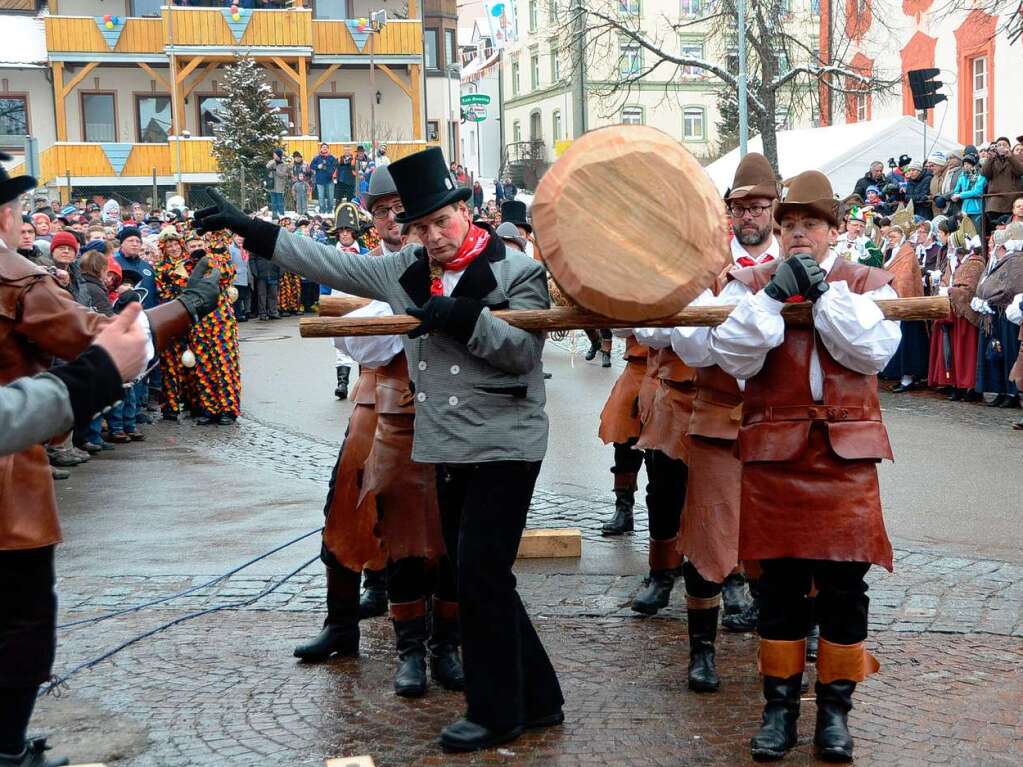 Ein spannendes Spektakel war das Narrenbaumstellen.