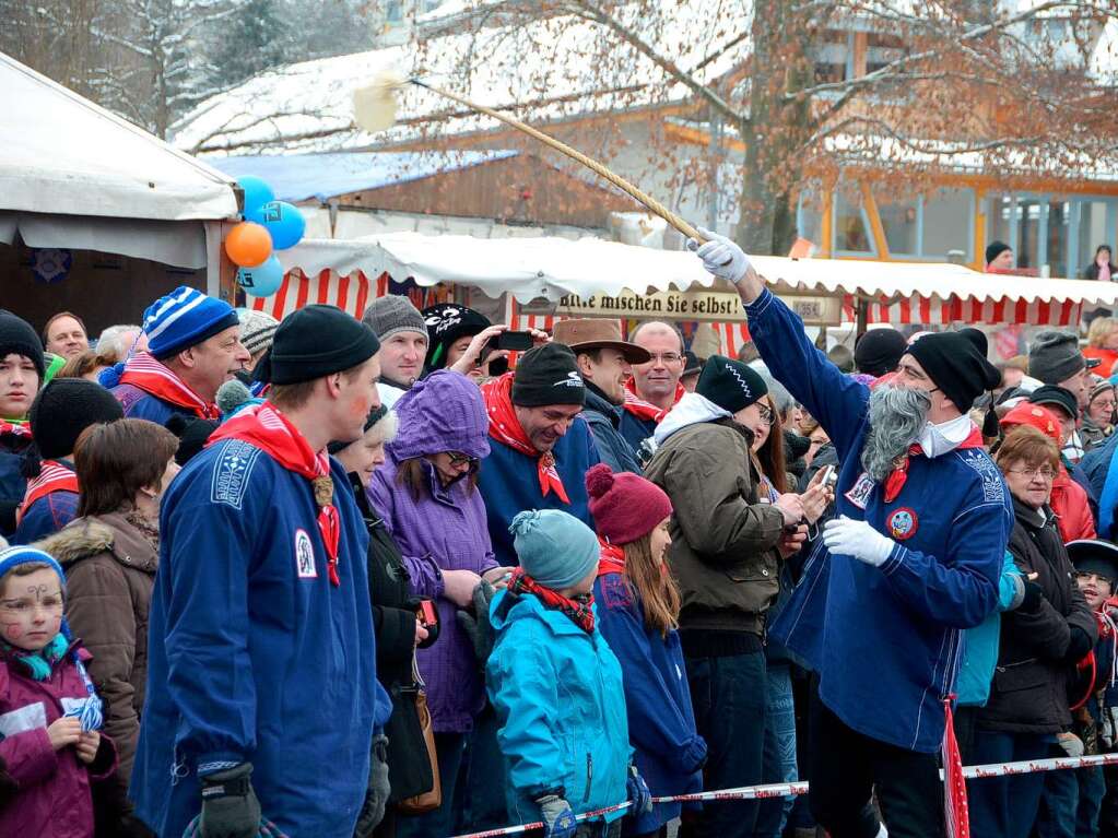 Ein spannendes Spektakel war das Narrenbaumstellen.