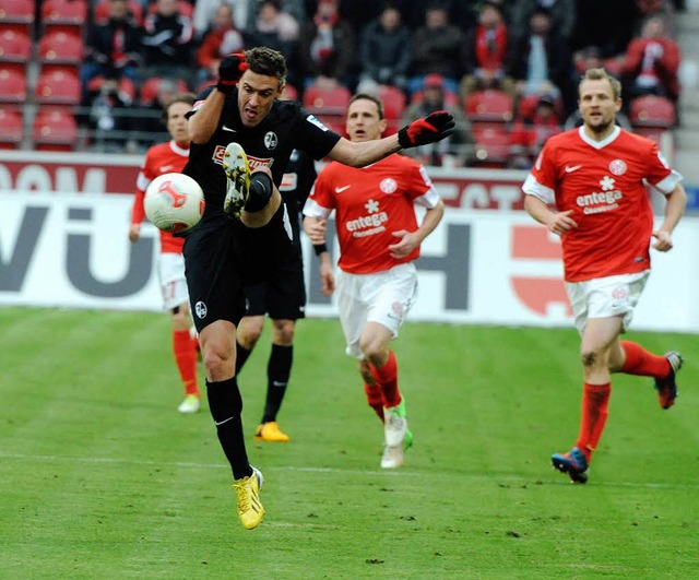 Max Kruse nimmt den Ball artistisch an...hm war in Mainz kein Treffer vergnnt.  | Foto: Michael Heuberger