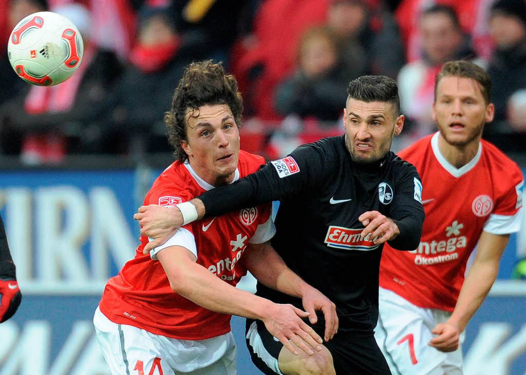 SC-Spieler Daniel Caligiuri im Zweikampf mit Julian Baumgartlinger.