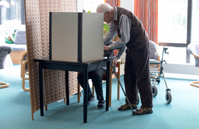 Ein lteres Paar gibt in Hannover die ... die niederschsische Landtagswahl ab.  | Foto: dpa