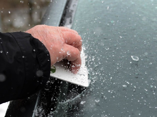 Viele Auto waren &#8211; wie hier in F...von einer dicken Eisschicht berzogen.  | Foto: dpa