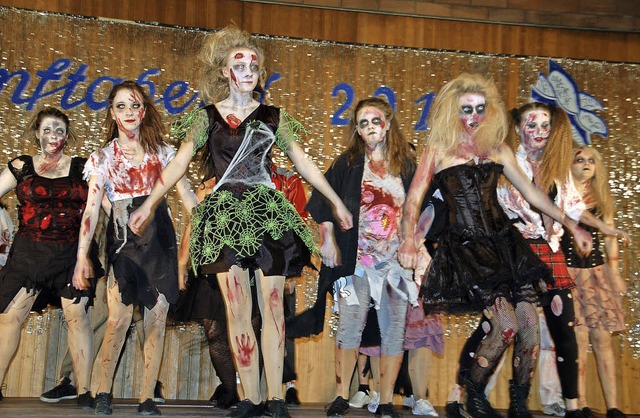 Zombies: Die Zunftgarde war einfach gr...hrem Auftritt am Zunftabend in Karsau.  | Foto: Petra Wunderle