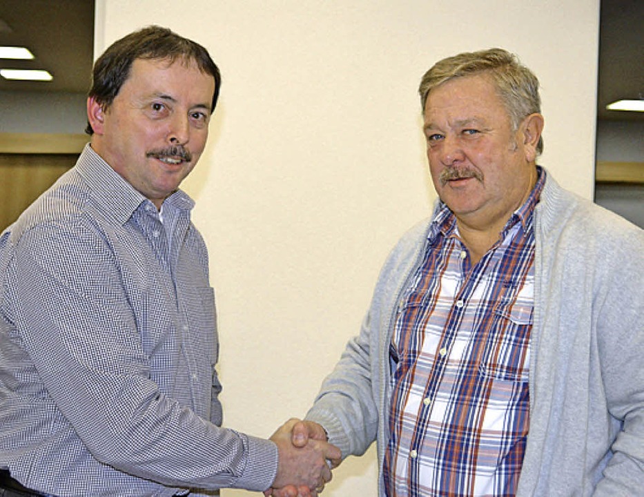 Verpflichtung von Ortschaftsrat Kurt K...re.) durch Ortsvorsteher Klaus Wetzel   | Foto: paul berger