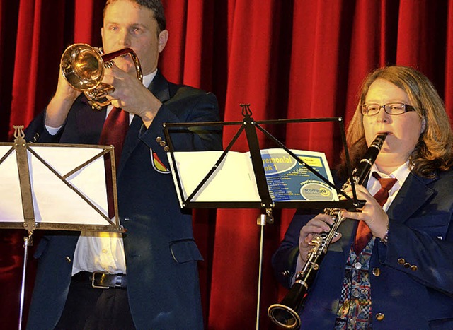Zwlf Musiker des Musikvereins Egringe...e und   ihren Vorsitzenden Marc Braun.  | Foto: Langelott