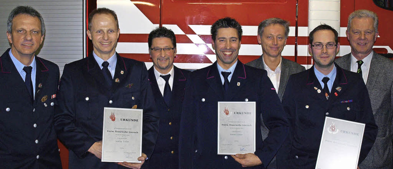 Für Verdienste um die Feuerwehr Lörrac...tta und Ortsvorsteher Lutz Schmiedlin.  | Foto: Paul Schleer
