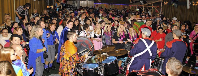 Fr beste Stimmung sorgten beim Ball d...r und Paul  die vielen Guggenmusiken.   | Foto: SEDLAK