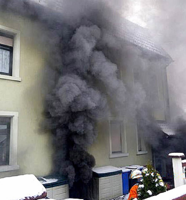 Dicker Rauch quoll aus dem Keller des Hauses in der Murger Hauptstrae.   | Foto: Feuerwehr