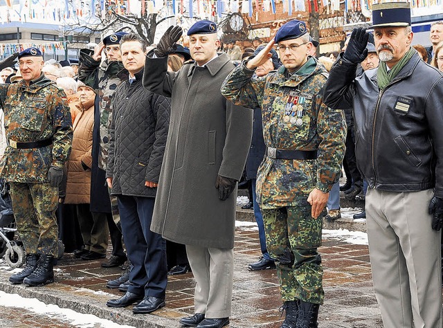 Sie nehmen die Parade in der Karlstra...ndeswehr und der franzsischen Armee.   | Foto: FAIGLE