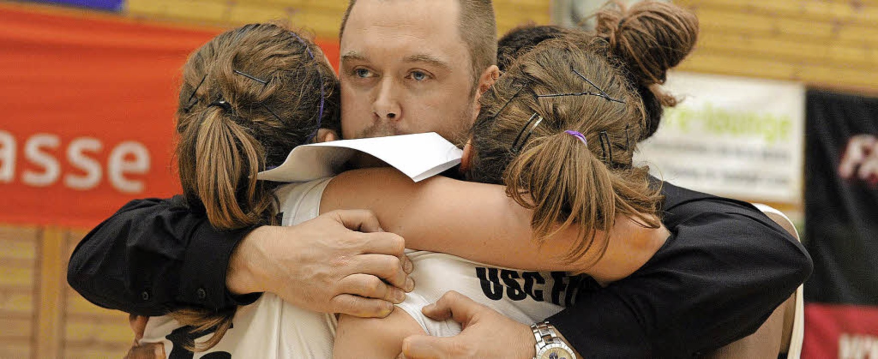 USC-Coach Stefan Mienack (hier ein Arc...Grund, seine Spielerinnen zu umarmen.   | Foto: SEEGER