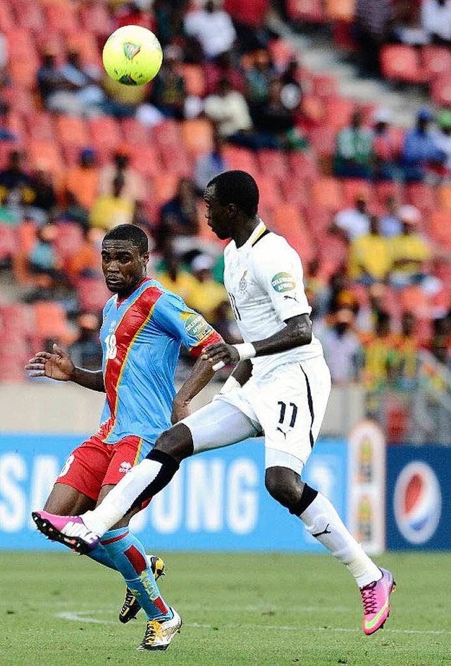 Cedric Makiadi (links) vom SC Freiburg... whrend des Spiels Kongo gegen Ghana.  | Foto: AFP/STEPHANE DE SAKUTIN