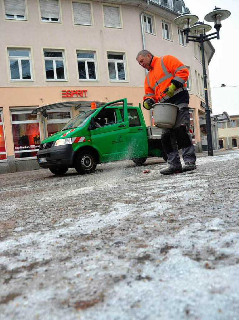 Kampf gegen das gefhrliche Blitzeis: Ein Mitarbeiter der Stadt Emmendingen streut Salz auf dem Marktplatz.
