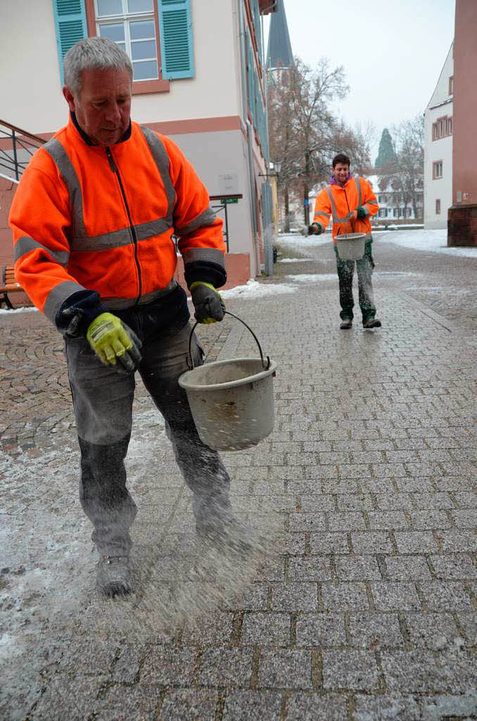 Kampf gegen das gefhrliche Blitzeis: Mitarbeiter der Stadt Emmendingen streuen Salz in der Innenstadt.