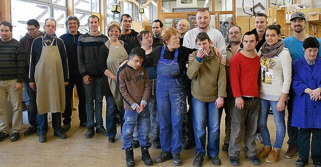 Sabine Wlfle (Sechste von links) in den Bruckwald-Werksttten.   | Foto: ZVG
