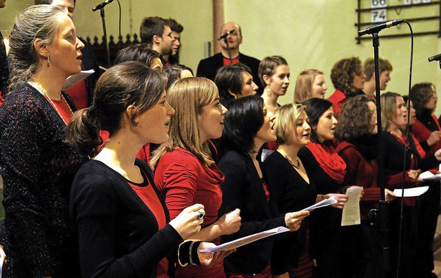 Zur Frhlichkeit trgt  der Gospelchor Golden Harps  bei.   | Foto: Wolfgang Knstle