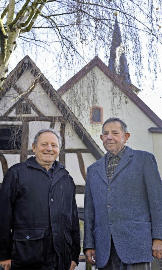 Horst Jenne (links) und Hans Lrch vor...evangelischer Kirche und dem Pfarrhaus  | Foto: Michael Bamberger