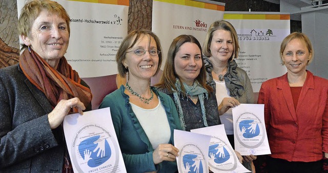 Christa Mller-Enders, Sabine Kalmbach... links) nahmen die Urkunden entgegen.   | Foto: Kathrin Blum