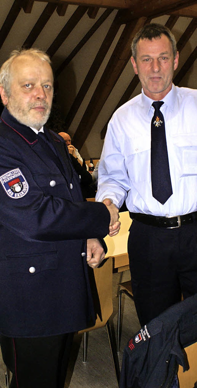 Stadtkommandant Uli Maier (links) begl...lvertretenden Abteilungskommandanten.   | Foto: Probst