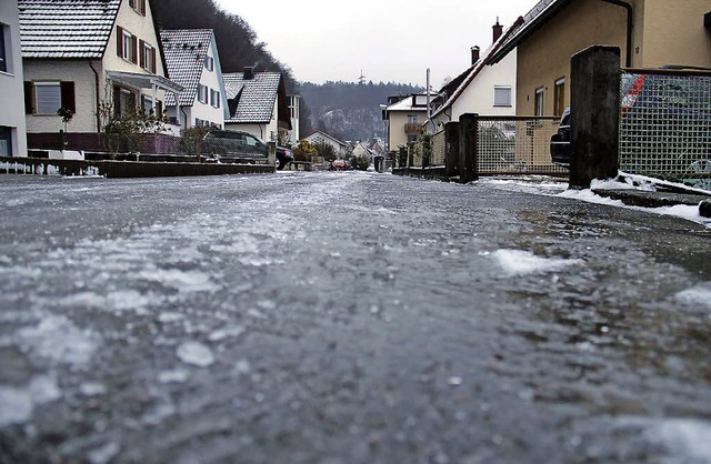 Der gefrierende Regen sorgte auch in S...sschicht auf Strae und Gegenstnden.   | Foto: Helmut Kohler