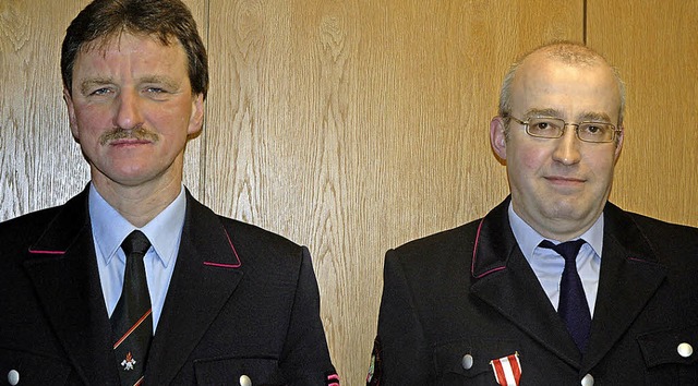 Josef Matt (links) und Roland Arzner w...ge Ttigkeit bei der Feuerwehr geehrt.  | Foto: Christiane Sahli