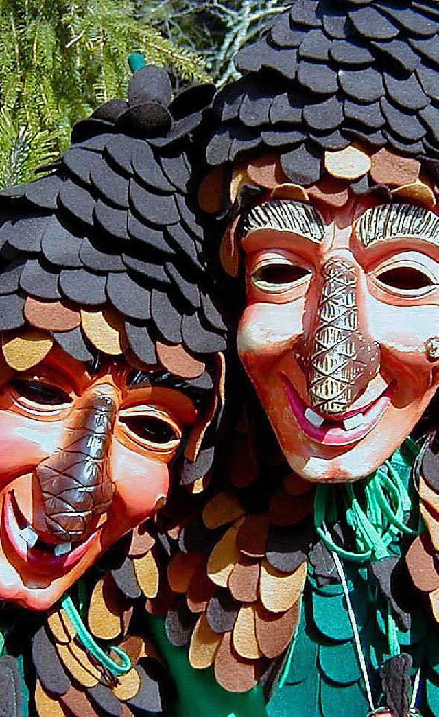 Die Holzmasken der Hchenschwander Tannenzpfle-Zunft beeindrucken beim Umzug.   | Foto: spi