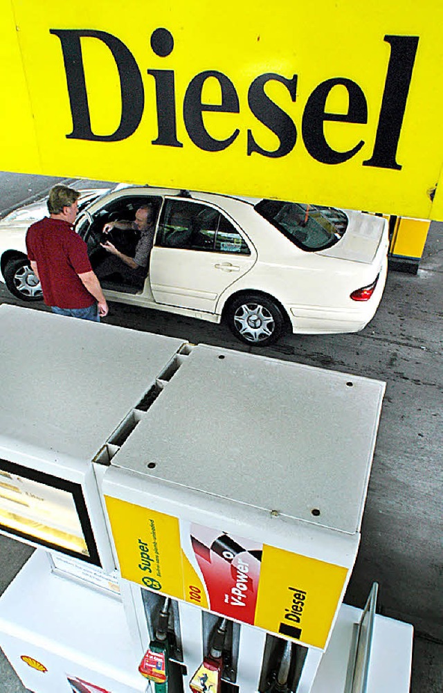 Aufreger fr Autofahrer: teurer Sprit an der Tankstelle  | Foto: DPA