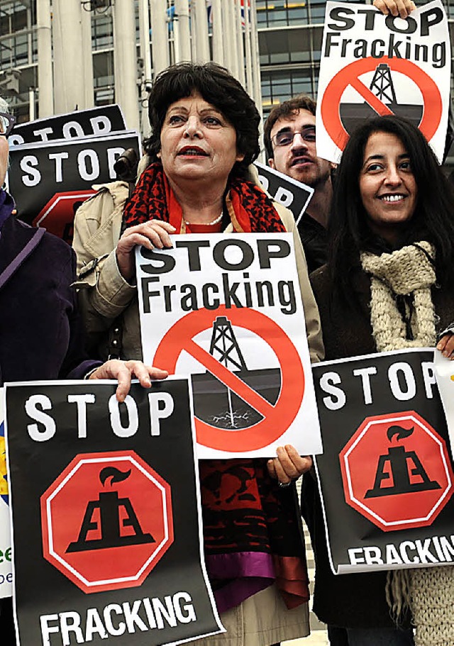 Politiker demonstrieren in Straburg v...ment  gegen das umstrittene Fracking.   | Foto: dpa
