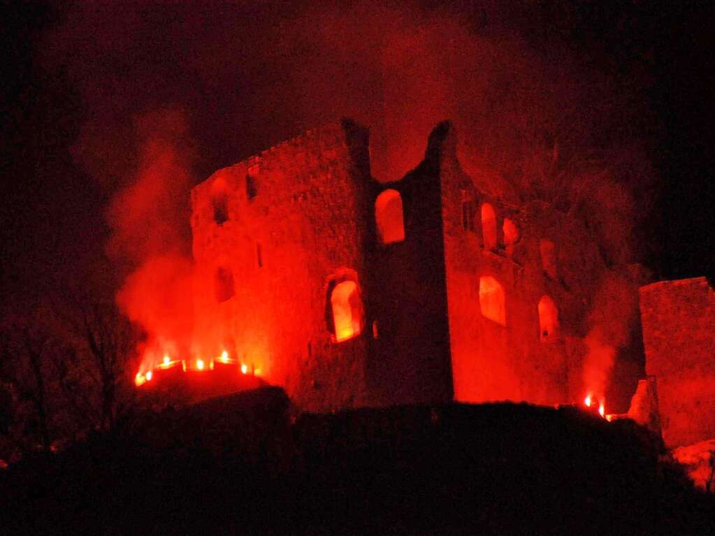 Das Feuerwerk wurde zwar abgesagt, nicht jedoch die bengalische Beleuchtung der Kastelburg.