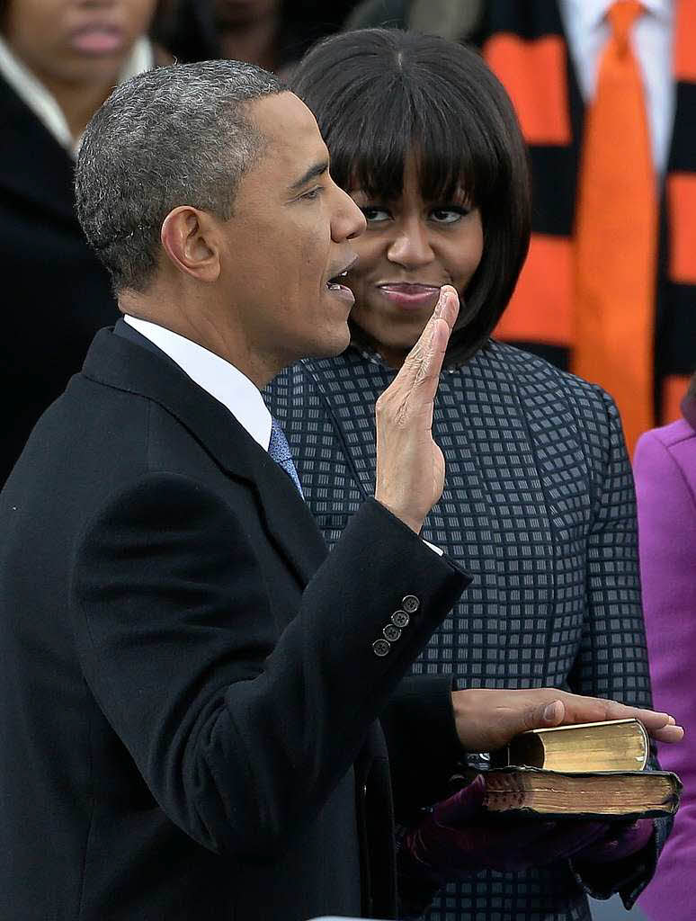 Der entscheidende Moment: Barack Obama schwrt den Amtseid auf zwei Bibeln: Die eine gehrte US-Prsident Abraham Lincoln, die andere dem Brgerrechtler Martin Luther King.