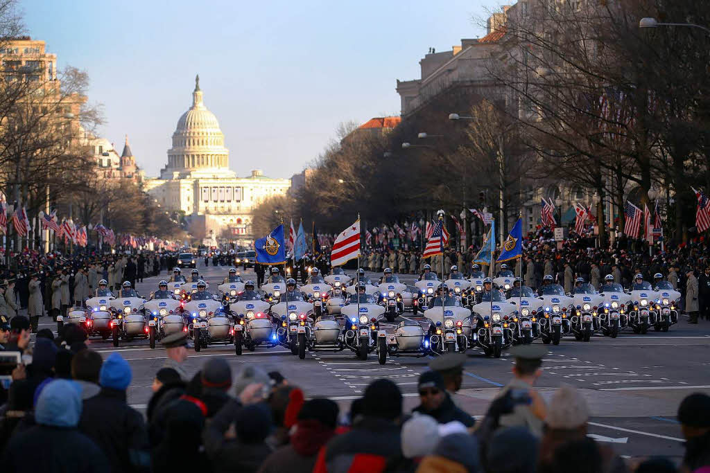 Platz da! Motorradstaffel der Polizei bei der Parade aus Anlass der Vereidigung