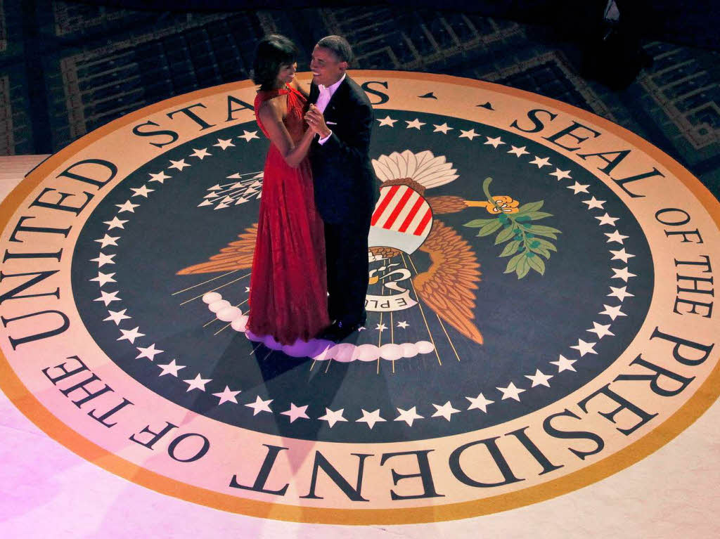 Die Obamas tanzen beim Commander and Chief Ball. Michelle Obama trgt ein Kleid des Modeschpfers Jason Wu.