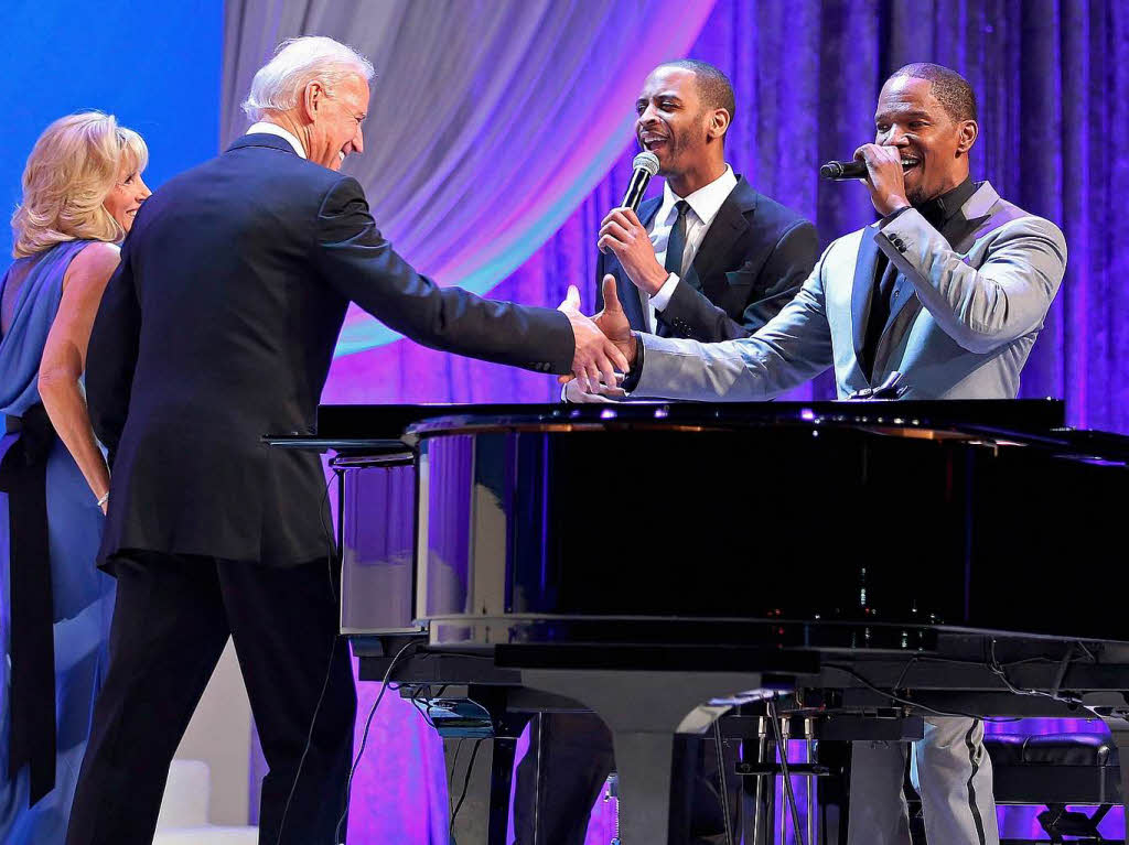 Vizeprsident  Joe Biden und seine Frau Jill schtteln dem singenden Schauspieler Jamie Foxx (rechts) die Hand