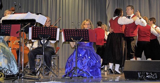 Das Obermettinger Salonorchester erfre...stanzgruppe zum Tanzen genutzt wurden.  | Foto: eb