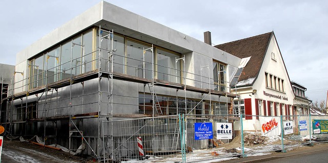 Der Erweiterungsbau der Winzergenossen...asbach soll im Mai eingeweiht werden.   | Foto: Roland Vitt