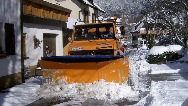Besonders im Winter sind die Fahrzeuge des Bauhofs stark gefordert.  | Foto: Rolf-Deter Kanmacher